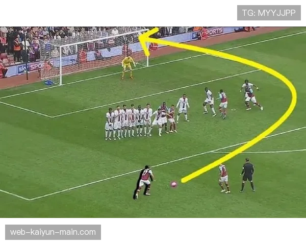 足球规则中双重触球的判罚条件及常见误区解析